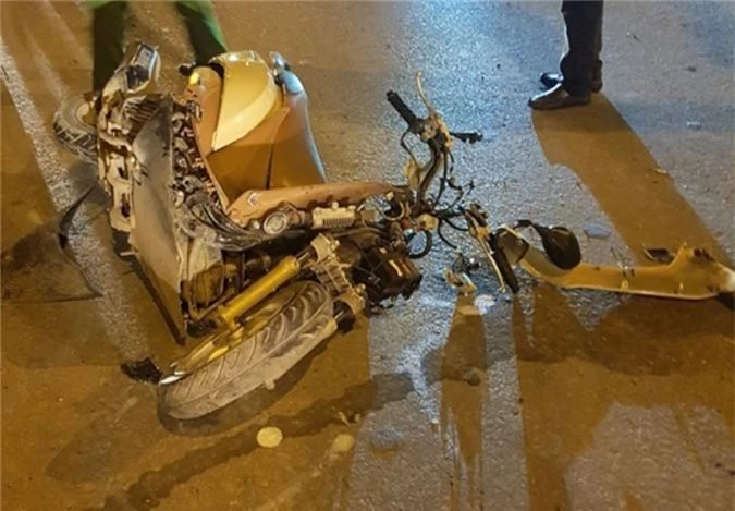 Xe điên tông nhiều xe máy, 4 người bị thương nặng - Ảnh 2.