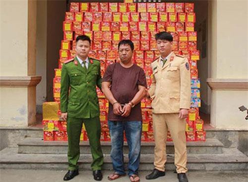 Nghệ An: Đi Trung Quốc chở hàng, “tiện thể” buôn hơn 4 tạ pháo