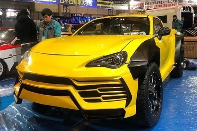 Sinh viên tự chế siêu xe Lamborghini Urus bán tải 'kịch độc'. Chiếc siêu xe bán tải này không được phát triển dựa trên một chiếc siêu xe Lamborghini Urus 