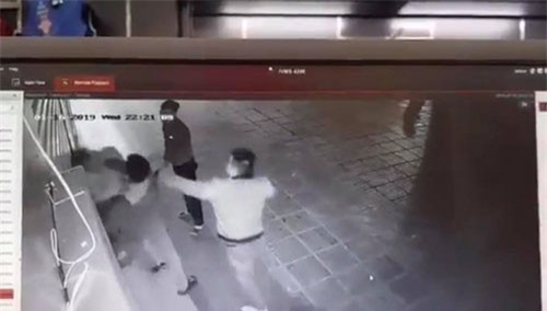 Hà Nội: Cô gái trẻ bị 2 thanh niên đấm đá túi bụi