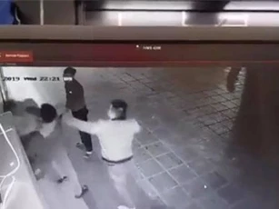 Hà Nội: Cô gái trẻ bị 2 thanh niên đấm đá túi bụi