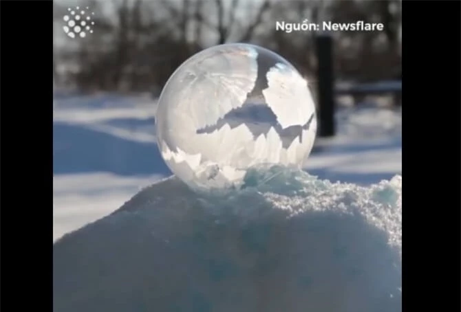 Bong bóng biến thành quả cầu tuyết 'ảo diệu' chỉ trong tích tắc.