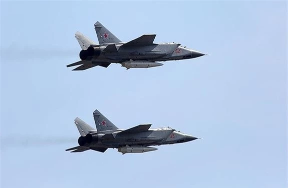  Máy bay chiến đấu MiG-31K mang theo tổ hợp tên lửa siêu thanh Kinzhal xuất hiện trên bầu trời Moscow trong Lễ duyệt binh kỷ niệm Ngày Chiến thắng (9-5-2018). Ảnh: TASS.