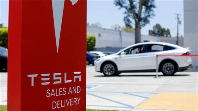 Đánh bại Mercedes-Benz lẫn BMW, Tesla trở thành thương hiệu sở hữu xe sang bán chạy nhất Mỹ trong năm qua. Một mẫu xe điện sản xuất bởi một công ty chỉ mới chập chững bước chân vào ngành công nghiệp sản xuất ô tô 10 năm trước đã đánh bại những ứng cử viên sáng giá của cả 3 đại gia xe sang Đức lẫn Lexus để dành lấy ngôi vương doanh số tại Bắc Mỹ. (CHI TIẾT)