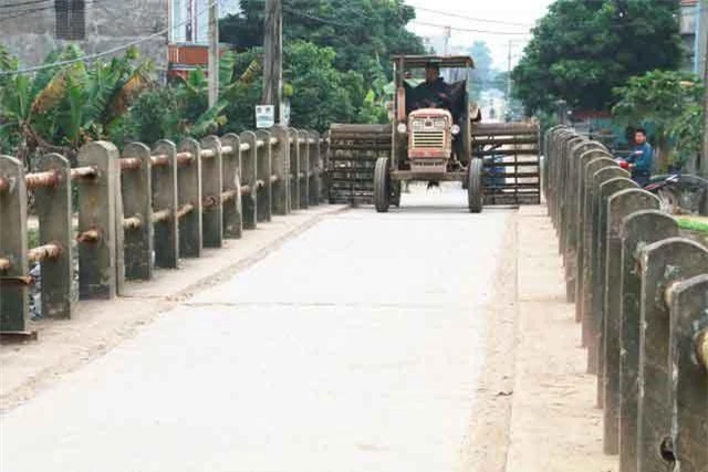 Ông Vũ Văn Nhuận cho biết, để đảm bảo cho người và phương tiện giao thông qua cầu từ nay đến Tết Nguyên đán Kỷ Hợi 2019, UBND xã đã thường xuyên tuyên truyền và cảnh báo đến người dân trên hệ thống loa phát thanh của xã, để bà con mỗi khi qua cầu phải cẩn trọng. Bên cạnh đó, xã đã có phương án sẽ lắp thêm điện sáng ở hai đầu cầu vào buổi tối và có biển cảnh báo cho người dân mỗi khi đi qua đây.