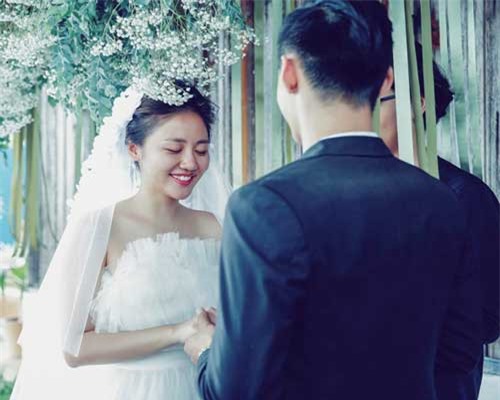 Văn Mai Hương để mặt mộc, hóa cô dâu gợi cảm chủ động cầu hôn bạn trai