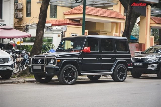 Mercedes-AMG G63 có màu sơn giá hơn 90 triệu đồng xuất hiện trên phố. Chủ nhân chiếc Mercedes-AMG G63 phải bỏ ra số tiền không hề nhỏ để sở hữu màu sơn đen mờ cực hiếm thấy tại Việt Nam. (CHI TIẾT)