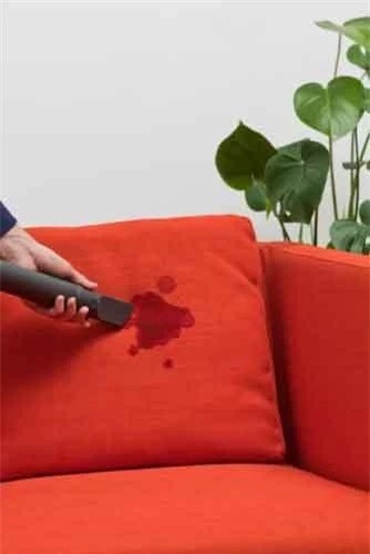 Thử sử dụng hơi nước: Nếu vỏ ghế có thể tiếp xúc với nước hãy thử dùng bình xịt lên mặt vải để xử lý vết bẩn.