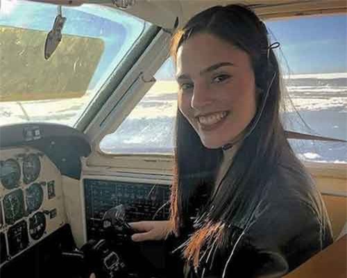 Dân mạng phát 'sốt' vì nữ phi công xinh đẹp