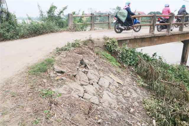 Ngay tại mố cầu phía xã Khánh Hải đã xuất hiện vết nứt. Đường lên cầu nhỏ hẹp khiến người và các phương tiện qua lại rất khó khăn.