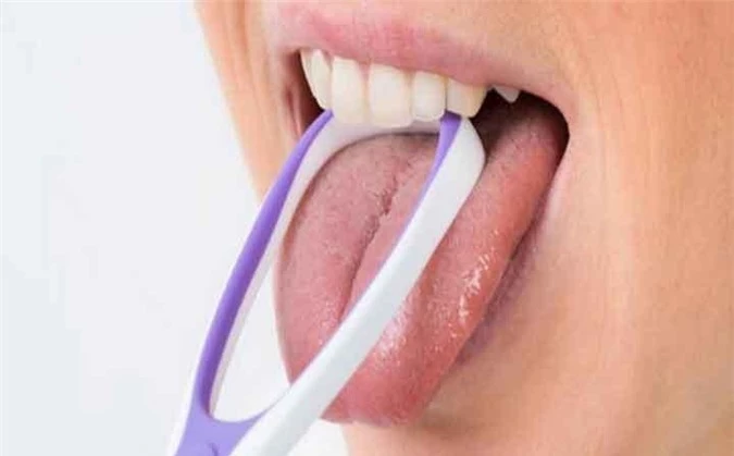 Vệ sinh lưỡi của bạn: Vi khuẩn không chỉ tồn tại ở răng và nướu của bạn, chúng còn có ở lưỡi. Vì vậy, hãy vệ sinh lưỡi thật sạch sẽ và cạo lưỡi thường xuyên.