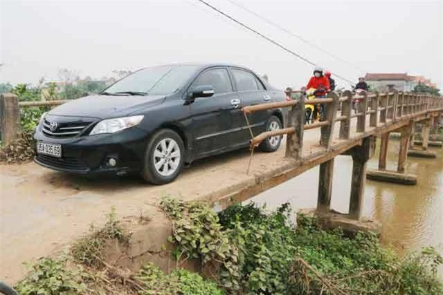 Cầu già yếu, hư hỏng, xuống cấp nặng, tuy nhiên mỗi ngày vẫn phải "gồng mình" cõng cả nghìn lượt người và phương tiện qua sông. Tình trạng ách tắc giao thông trên tuyến đường đoạn qua cầu diễn ra thường xuyên như "cơm bữa". Lòng cầu chỉ rộng hơn 2,5m, mỗi khi có ô tô đi qua cầu thì các phương tiện khác phải nhường đường. Cầu già yếu, ô tô trọng tải lớn mỗi khi đi qua làm cây cầu rung lên bần bật. 