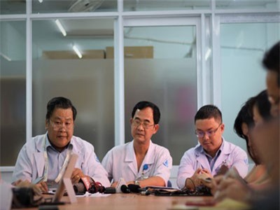 Cứu sống bé trai 6 tuổi ngưng thở do dị vật kẹt trong cổ lúc thổi kèn