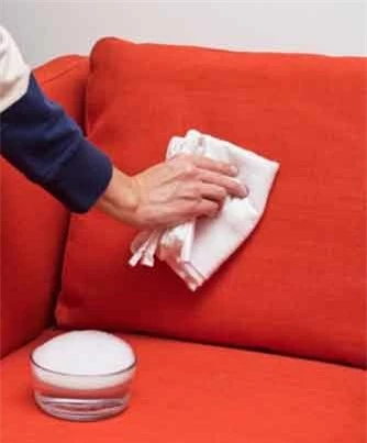 Làm sạch vết thức ăn: Pha loãng xà phòng với nước ấm để làm sạch vết đồ ăn nếu không may ghế của bạn xuất hiện những vết như vậy.