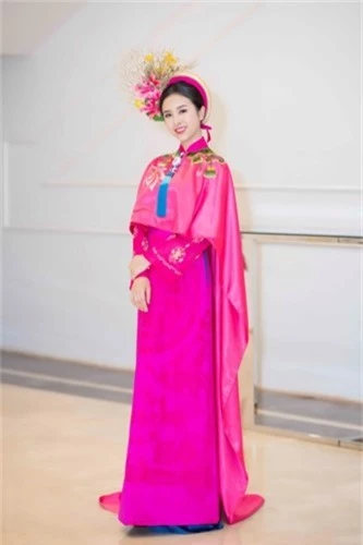 hoa hau tieu vy dep quyen ru va sang trong voi ao dai cung dinh hue hinh 10