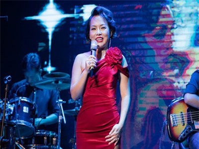 Diện đầm dài thướt tha, Thái Thùy Linh nồng nàn khoe giọng hát