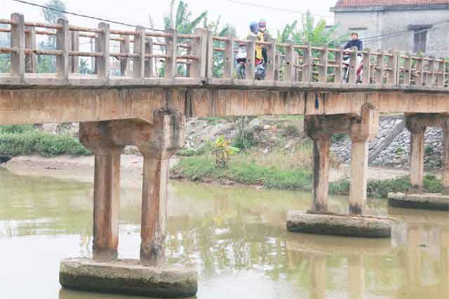 Cầu Tiến bắc qua sông đào, nằm trên tuyến đường liên huyện nối liền các xã Khánh Hải - Khánh Hội của huyện Yên Khánh, tỉnh Ninh Bình. Cầu được xây dựng từ những năm 1980, đến nay đã gần 40 năm. Cầu có chiều dài gần 60m, rộng hơn 2,5m, có 5 nhịp. Sau gần 4 chục năm sử dụng, đến nay cây cầu đang bị xuống cấp nghiêm trọng, hầu hết các bộ phận của cầu đều đã bị hư hỏng.
