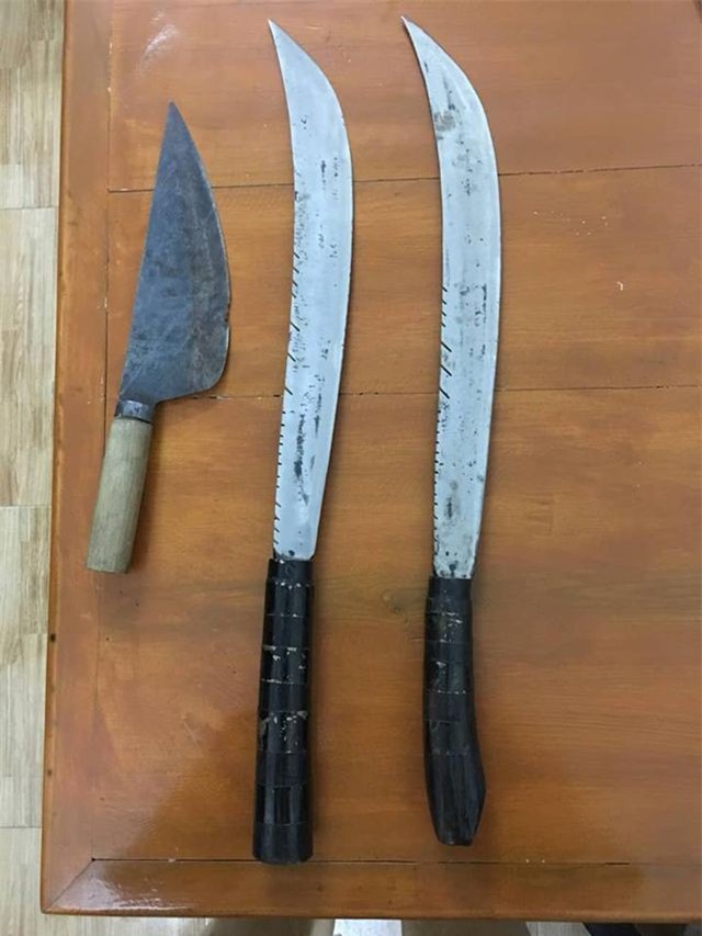 Nhóm thanh niên nghênh ngang mang vũ khí đi giải quyết mâu thuẫn