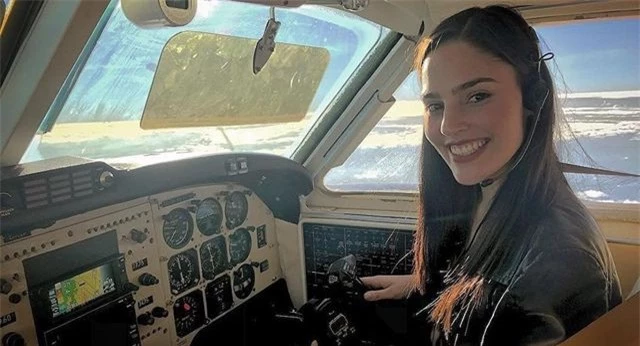 Ana Paula Cespedes trong buồng lái máy bay (Ảnh: Instagram)