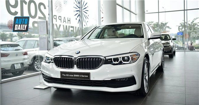 BMW 5-Series thế hệ mới ra mắt tại Việt Nam, giá từ 2,389 tỷ. BMW 5-Series thế hệ mới chính thức chào thị trường Việt Nam với 2 phiên bản là 520i và 530i đi kèm giá bán lần lượt 2,389 và 3,069 tỷ đồng. (CHI TIẾT)