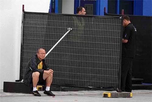 Vì sao HLV Park Hang-seo ngồi thẫn thờ ngoài sân Al Tayer?