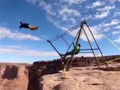 CLIP: Thích thú màn dùng xích đu để nhảy dù trên vách núi cao