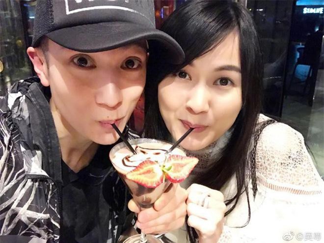 23 năm yêu nhau kín đáo, Ngô Tôn nghẹn ngào hứa hẹn sẽ tổ chức đám cưới "bù" cho bà xã xinh đẹp