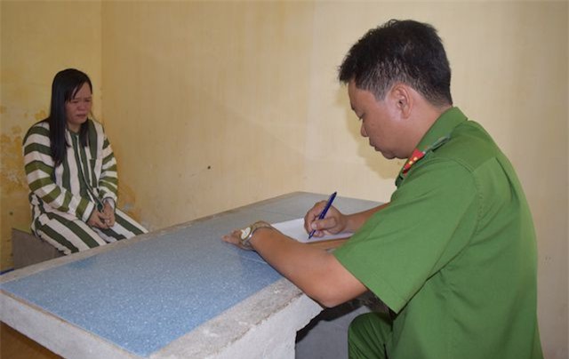 Nữ phụ huynh vào trường lấy trộm tiền của giáo viên