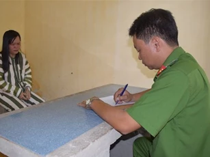 Nữ phụ huynh vào trường lấy trộm tiền của giáo viên