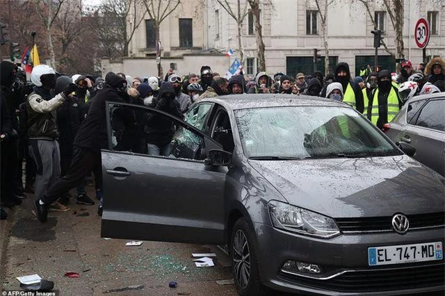 Theo Dailymail, bạo động khiến cho Paris giống như một bãi chiến trường. Tới 17h00 ngày 19/1 (giờ địa phương), 30 người đã bị bắt vì tội gây rối trật tự. Trên toàn quốc, hàng chục nghìn cảnh sát đã được triển khai để kiểm soát tình hình.