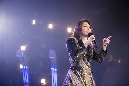 Không sexy như Bảo Anh, chẳng nổi bật bằng Tóc Tiên, Mỹ Tâm vẫn thu hút mọi sự chú ý