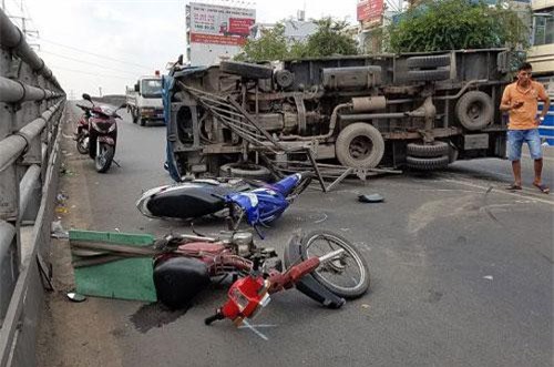 Xe tải lật nhào đè trúng 2 xe máy