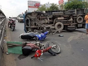 Xe tải lật nhào đè trúng 2 xe máy