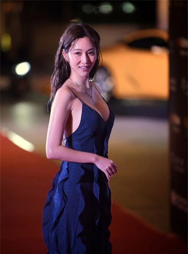 Khéo sửa váy, Park Min Young đẹp mà vẫn sexy hơn cả mỹ nữ bị cắt sóng trên truyền hình vì khoe vòng 1 quá đà - Ảnh 4.