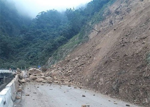 Quốc lộ 8A lại ách tắc do sạt lở