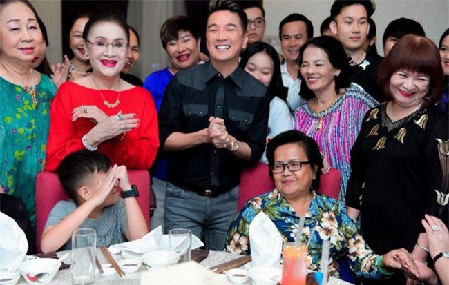 Mr Đàm tổ chức sinh nhật hoành tráng cho mẹ ruột, ồn ào livestream nợ nần 20 tỷ nay là chuyện quá khứ!