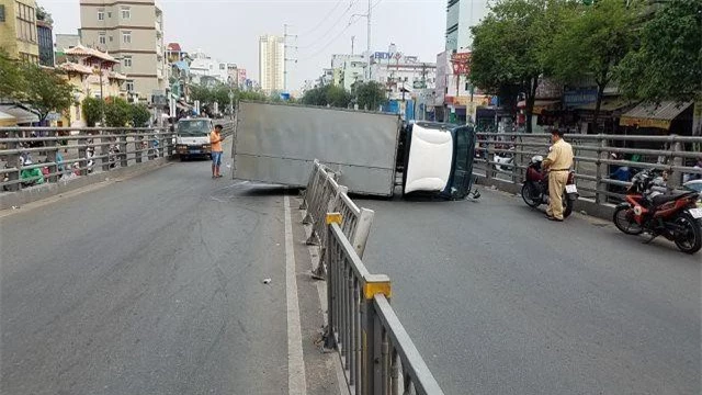 Xe tải nằm chắn ngang đường, CSGT phải phong tỏa hai đầu cầu, hướng dẫn giao thông đi lộ trình khác