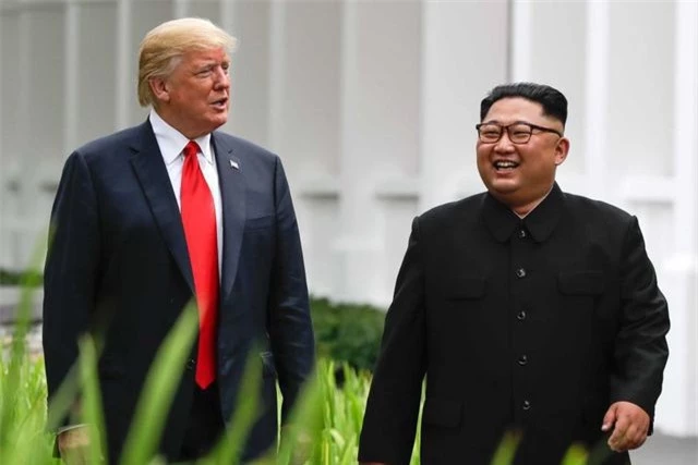 Tổng thống Donald Trump và nhà lãnh đạo Kim Jong-un gặp nhau tại Singapore năm 2018. (Ảnh: AFP)