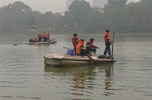 Lực lượng chức năng tìm kiếm người đàn ông chìm dưới Hồ Hoàn Kiếm.
