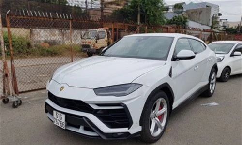 Siêu SUV Lamborghini Urus biển số đẹp của đại gia Sài Gòn.. Mẫu siêu xe có mức lăn bánh không dưới một triệu USD tại Việt Nam mang biển số đuôi 66, nằm trong bộ ba xế khủng của chủ nhân. (CHI TIẾT)