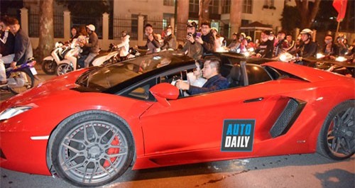 Chùm ảnh fan quây kín Lamborghini Aventador do Tuấn Hưng cầm lái