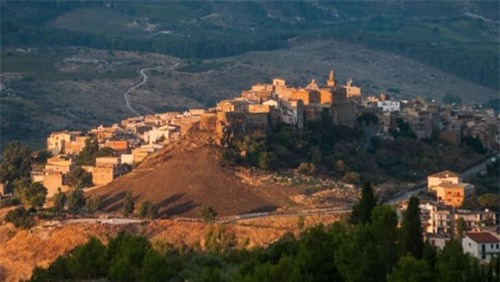 Giảm dân số nghiêm trọng, thị trấn Italy bán nhà với giá 1 Euro