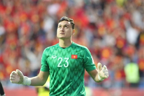 CLIP HOT (21/1): Sư tử hợp sức hạ sát trâu rừng, Văn Lâm ‘phát đường’ cho NHM Việt Nam 