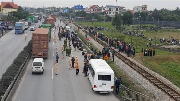 Hiện trường vụ tai nạn thảm khốc làm 8 người chết (Ảnh: Tiến Thắng)