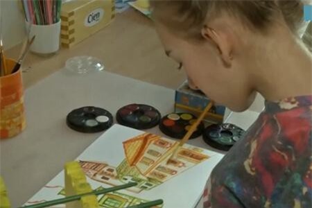 Clip: Dùng miệng để vẽ tranh, cô bé khiến mọi người 'ngã mũ' thán phục