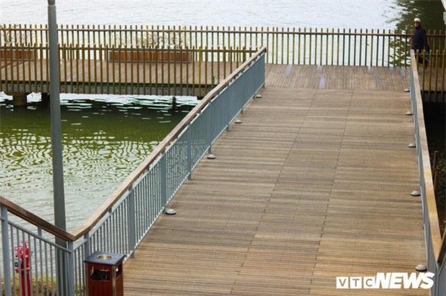 Cận cảnh cầu đi bộ lát gỗ lim siêu sang từng gây tranh cãi ở Huế sau khai trương