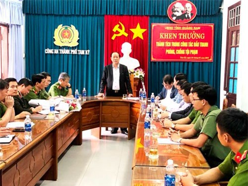 Khởi tố nhóm đối tượng cho vay lãi nặng