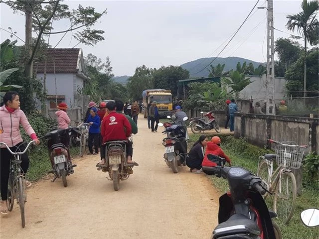 Xe tải trốn quốc lộ, chạy đường làng, cán chết bé 3 tuổi  - 1