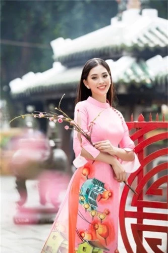 tieu vy duyen dang trong ta ao dai o tuoi 18 xuan thi hinh 2