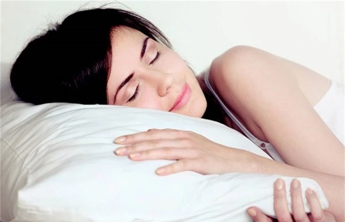 Thói quen ngủ dùng gối có thể gây nếp nhăn, lão hóa sớm.